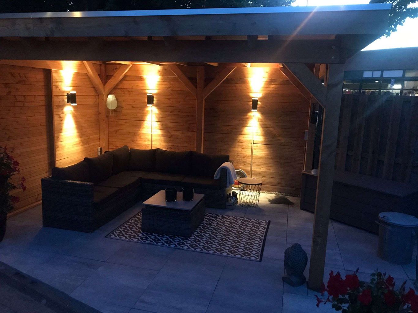 Overkapping met sfeerverlichting gebouwd door TJ Bouwbedrijf