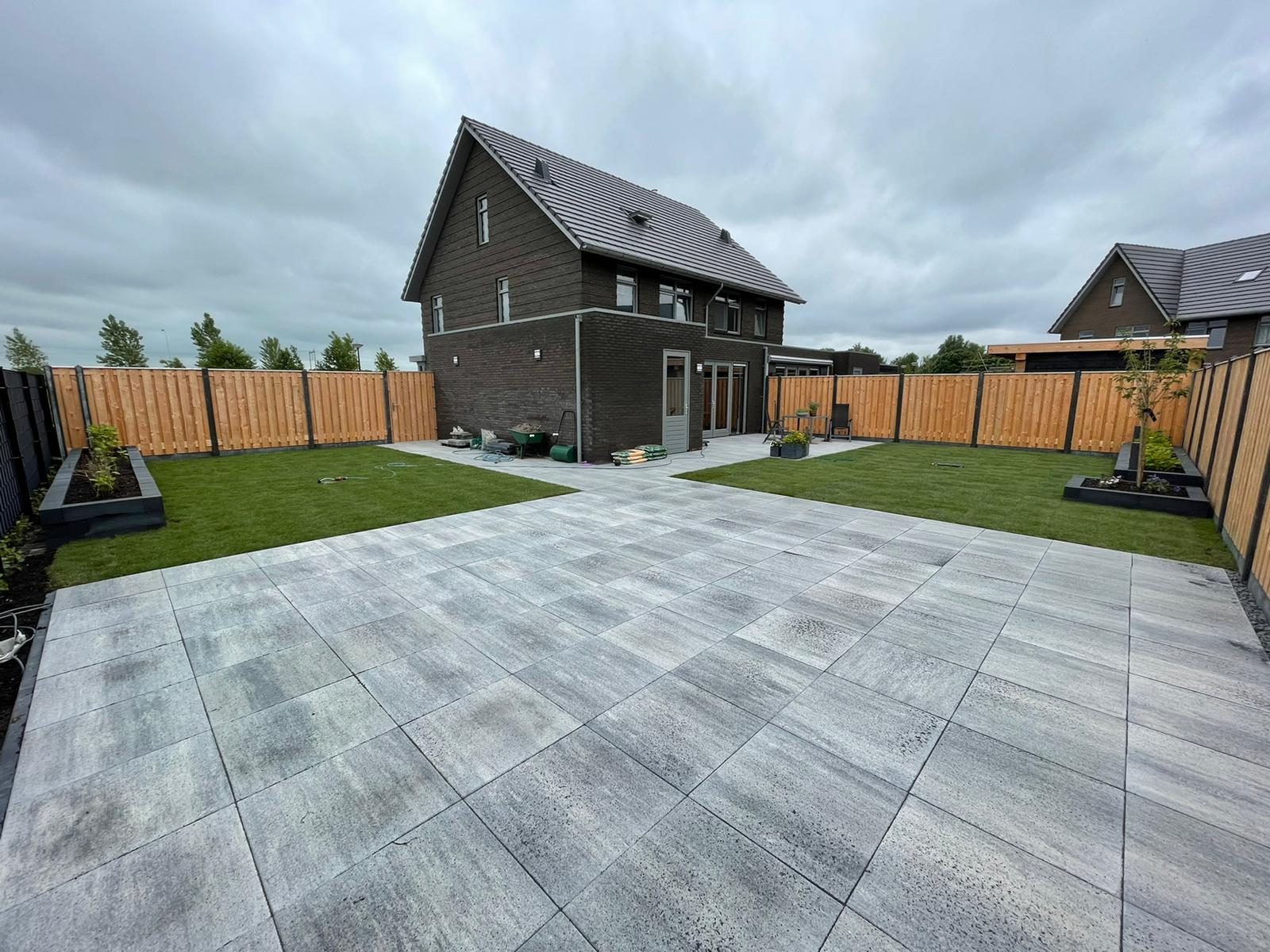 Tuin met bestrating en schutting aangelegd door TJ Bouwbedrijf