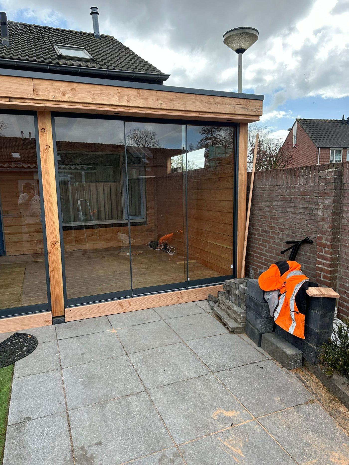 Veranda met glazen schuifwand door TJ Bouwbedrijf